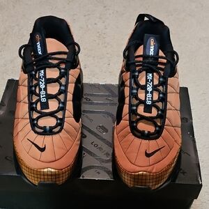 Nike 720-818 Men's Orange and Black Sneakers